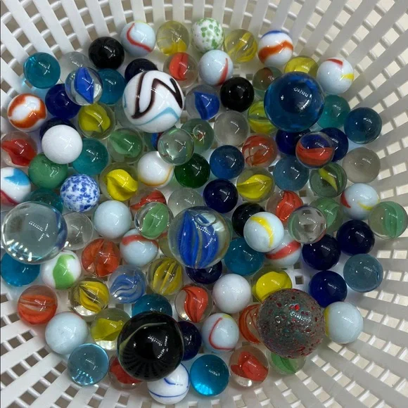 #6 Vintage Marbles Over 100 ESTATE FIND Shooters Iridescent Superman Confetti - Picture 8 of 11